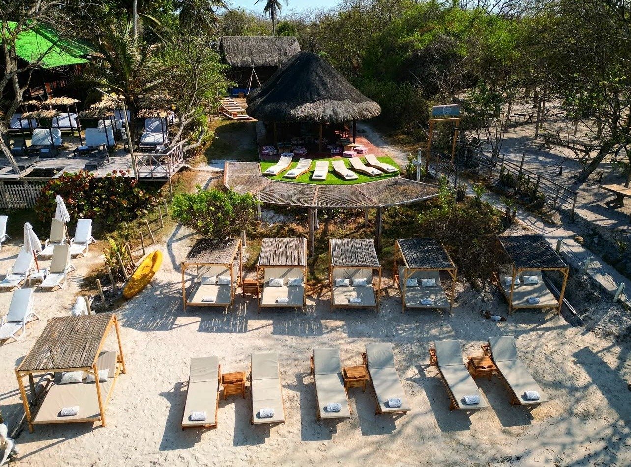 Camas y playa en Rosario Beach