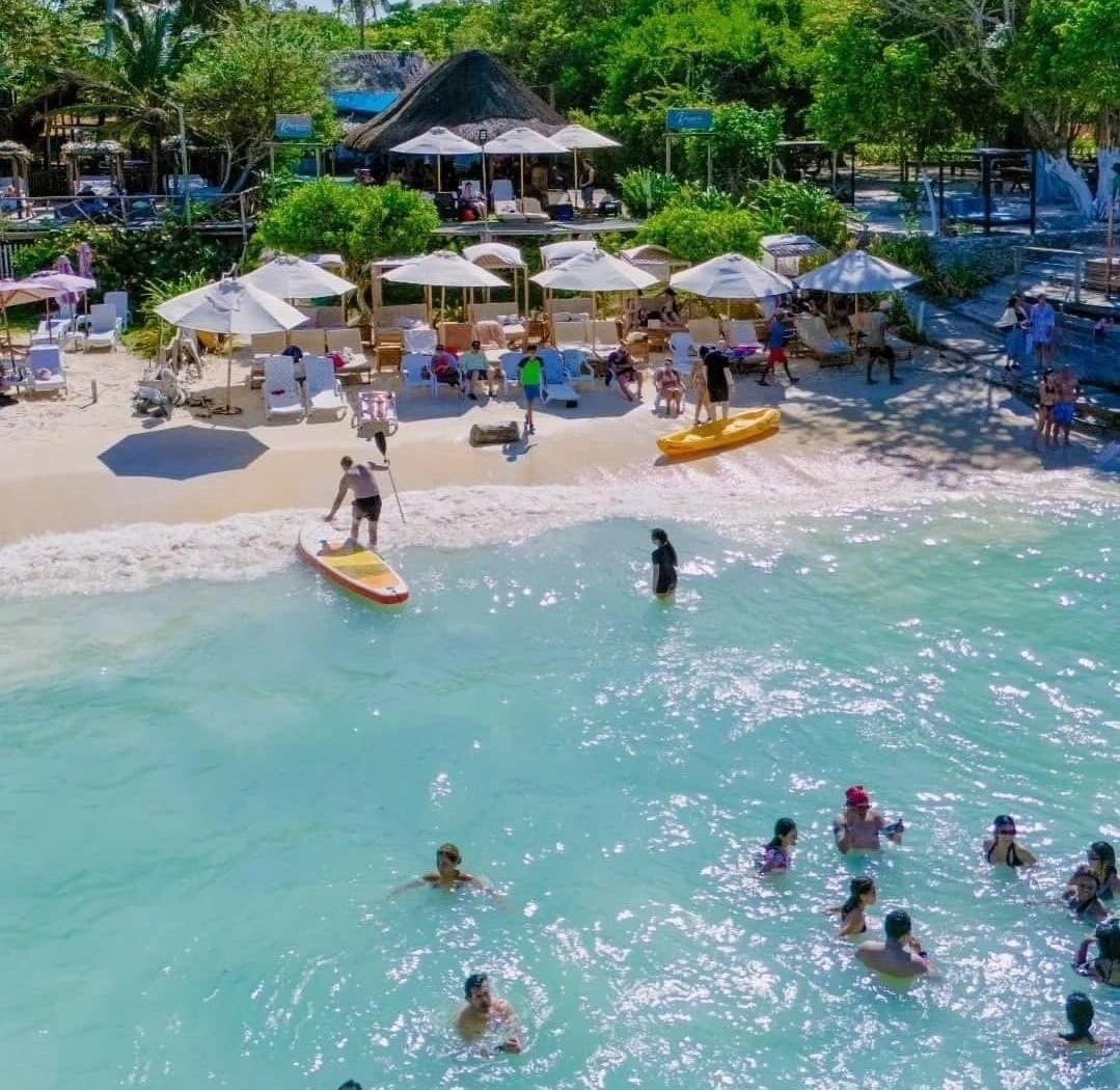 Ambiente de playa en Rosario Beach