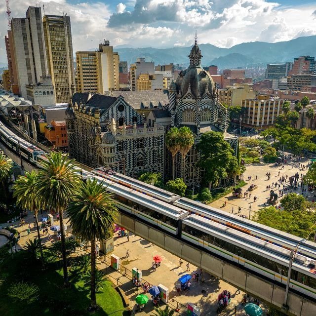 Visitantes disfrutando el graffiti tour en Medellín