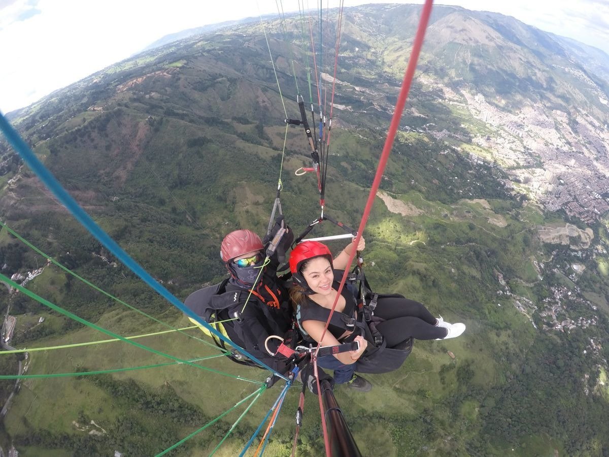 Paisaje montañoso durante el tour de parapente